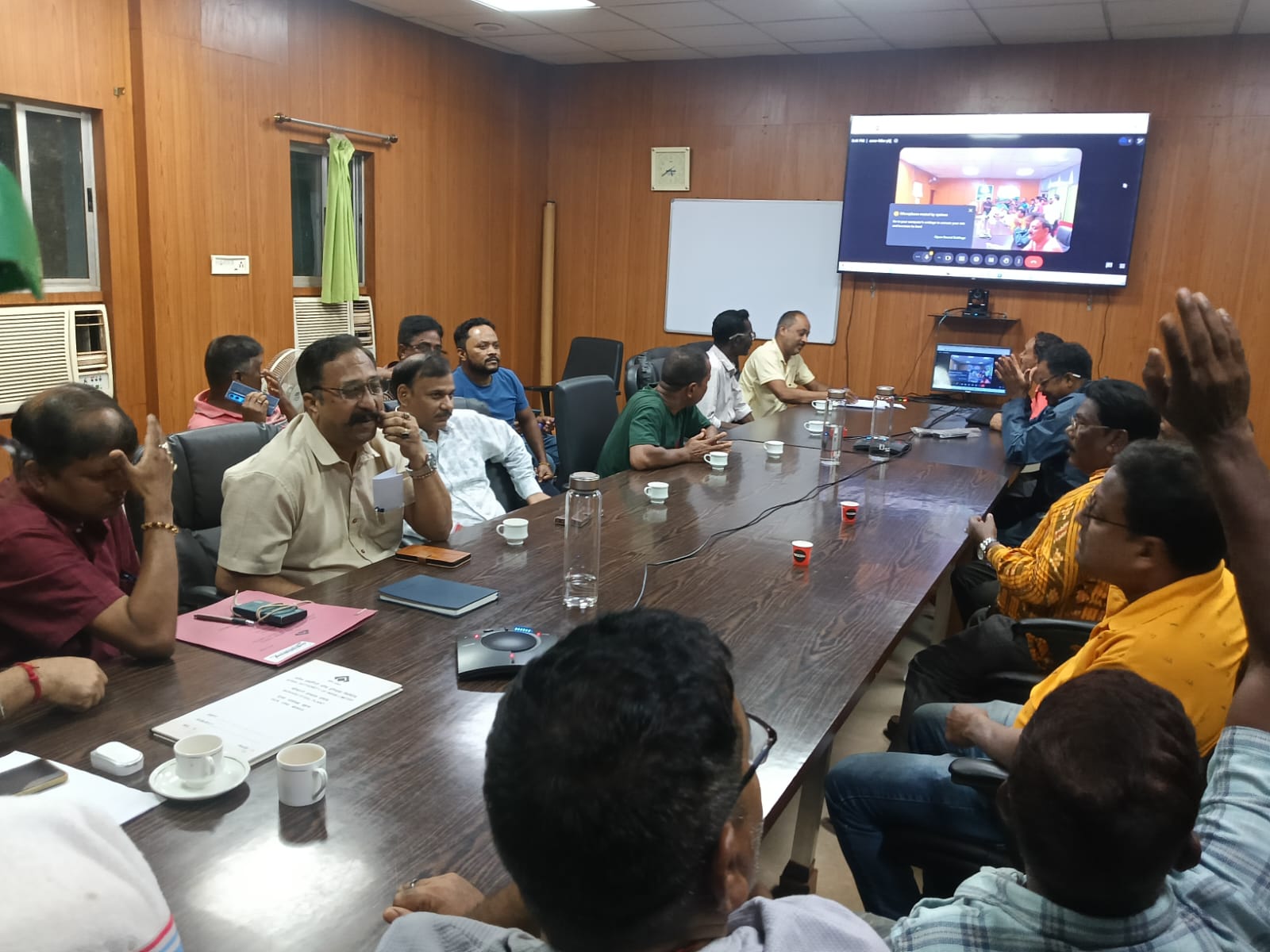 गुवा सेल में तीन दिन से जारी चक्का जाम समाप्त, मृत अधिकारी के एक आश्रित को नौकरी देने पर बनी सहमति गुवा सेल में तीन दिन से जारी चक्का जाम समाप्त, मृत अधिकारी के एक आश्रित को नौकरी देने पर बनी सहमति