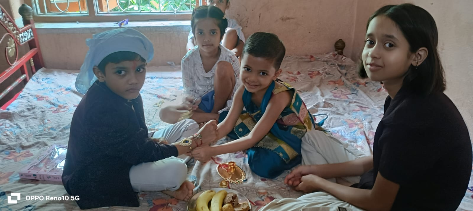 रिश्तों की डोर में बंधा अटूट प्रेम, भाई की कलाई पर सजी बहन के स्नेह की राखी रिश्तों की डोर में बंधा अटूट प्रेम, भाई की कलाई पर सजी बहन के स्नेह की राखी