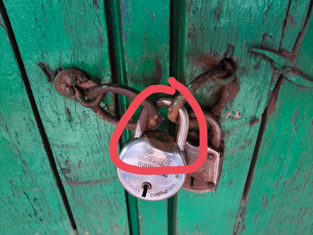 मोबाइल दुकान में चोरी की कोशिश, मजबूत तालों ने बचाया लाखों का सामान मोबाइल दुकान में चोरी की कोशिश, मजबूत तालों ने बचाया लाखों का सामान