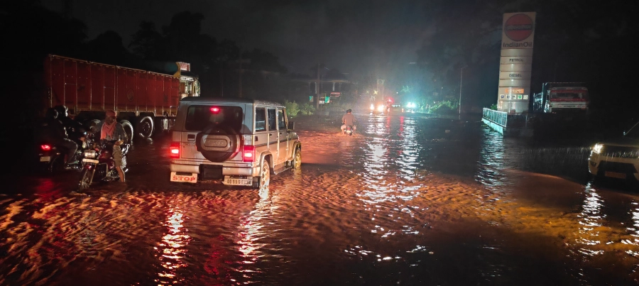 बड़ाजामदा में मूसलाधार बारिश ने खोली जल निकासी व्यवस्था की पोल, आधा शहर जलमग्न