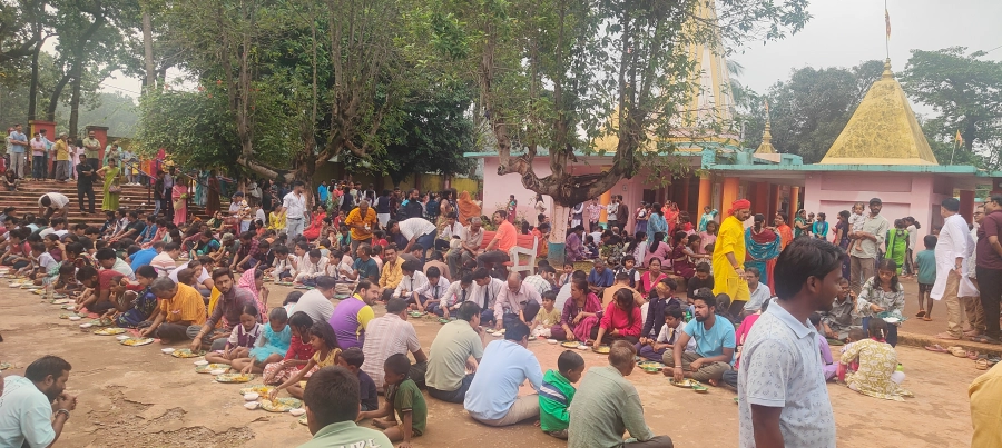 लोकेश्वर नाथ धाम में कांवड़ियों ने कराया महाभोग