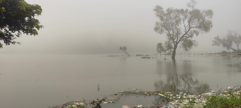 लगातार मूसलाधार बारिश से किरीबुरू में जलजला, तालाब उफनाए—टूटने के कगार पर पुलिया