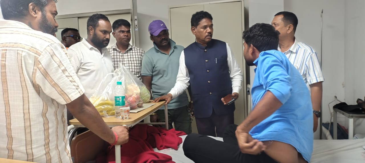 बड़ाजामदा में आदिवासी छात्रा से छेड़खानी का आरोप, विरोध पर युवाओं पर धारदार हथियार से हमला बड़ाजामदा में आदिवासी छात्रा से छेड़खानी का आरोप, विरोध पर युवाओं पर धारदार हथियार से हमला