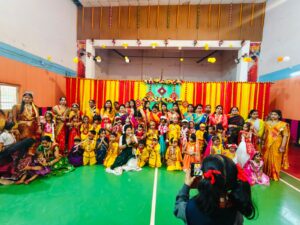 नटखट कान्हा संग बच्चों की मस्ती से गूंजा मेघाहातुबुरु, जन्माष्टमी पर सामुदायिक भवन बना मिनी गोकुल