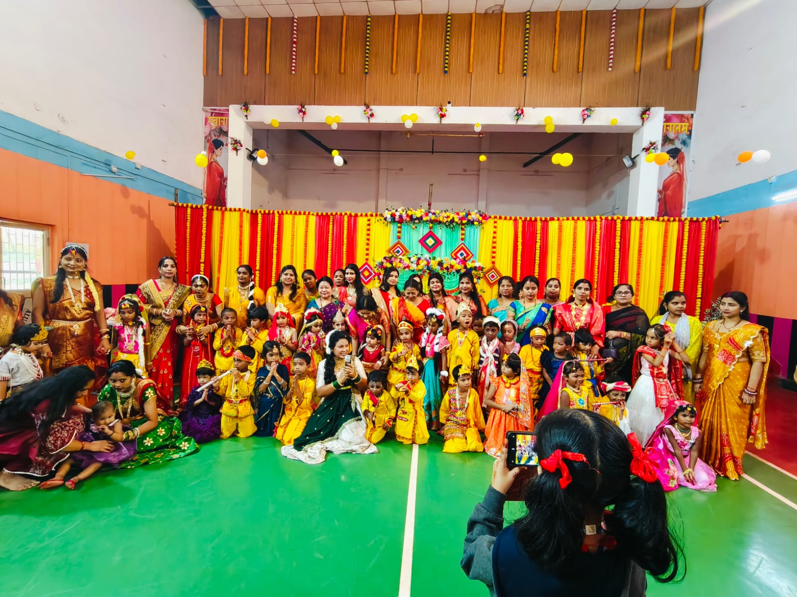 नटखट कान्हा संग बच्चों की मस्ती से गूंजा मेघाहातुबुरु, जन्माष्टमी पर सामुदायिक भवन बना मिनी गोकुल नटखट कान्हा संग बच्चों की मस्ती से गूंजा मेघाहातुबुरु, जन्माष्टमी पर सामुदायिक भवन बना मिनी गोकुल