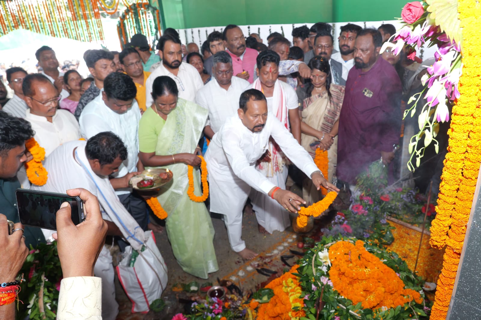 गुवा गोलीकांड के शहीदों को जनप्रतिनिधियों ने किया नमन गुवा गोलीकांड के शहीदों को जनप्रतिनिधियों ने किया नमन
