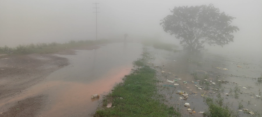 🌧️ किरीबुरू में बारिश का कहर: दो तालाबों के बीच की सड़क डूबी, जाकिर हुसैन पार्क बना जलाशय 🌧️ किरीबुरू में बारिश का कहर: दो तालाबों के बीच की सड़क डूबी, जाकिर हुसैन पार्क बना जलाशय